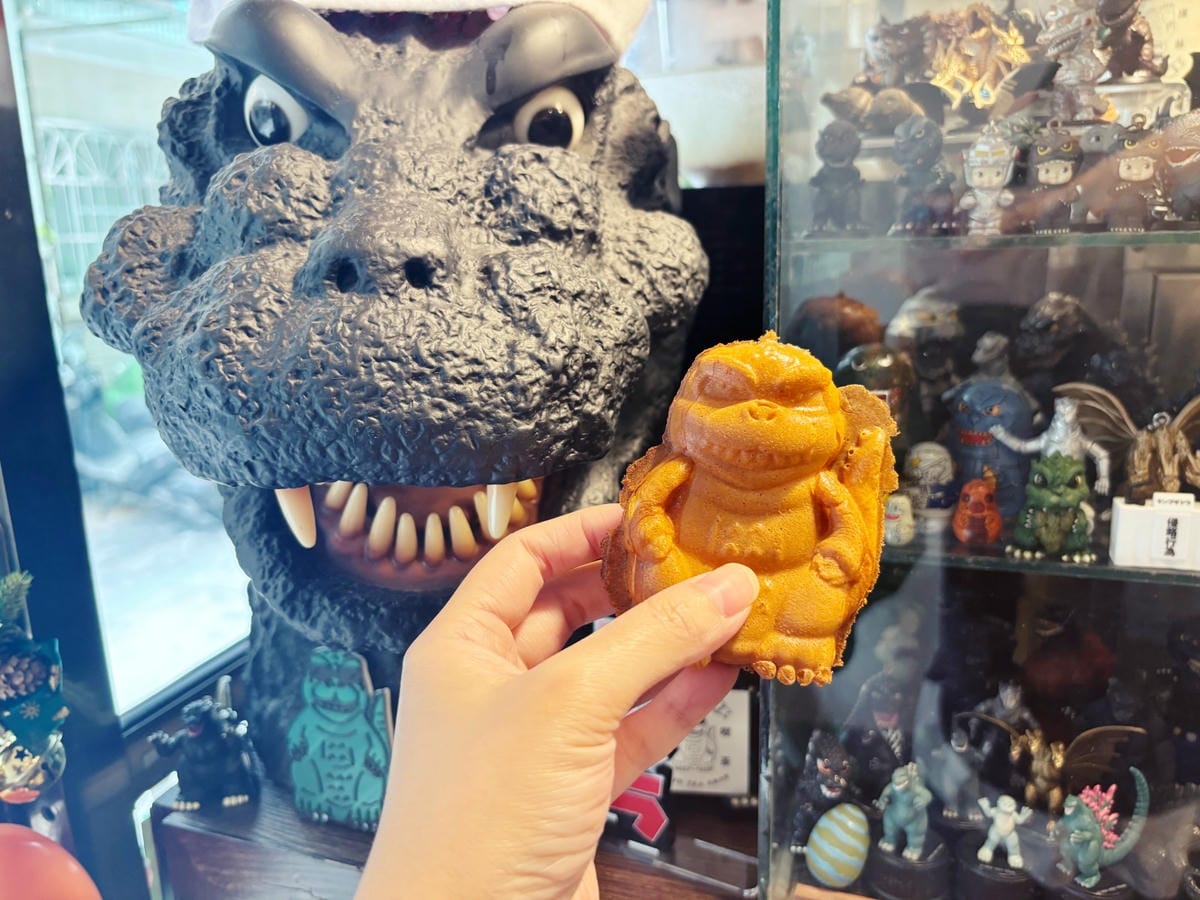 高雄鹽埕「怪獸喫茶」超酷的哥吉拉雞蛋糕。 高雄鹽埕「怪獸喫茶」超酷的哥吉拉雞蛋糕。