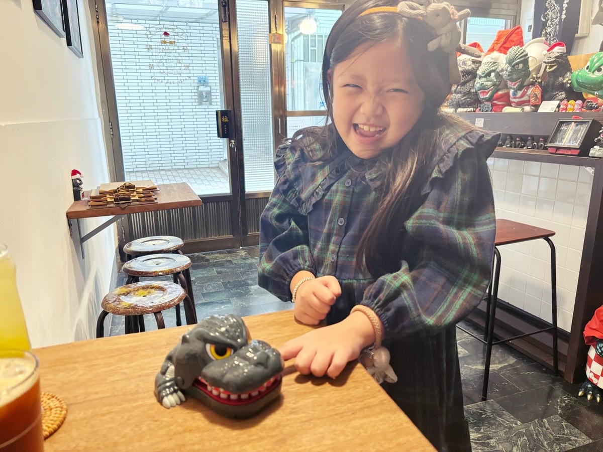 高雄鹽埕「怪獸喫茶」超酷的哥吉拉雞蛋糕。 高雄鹽埕「怪獸喫茶」超酷的哥吉拉雞蛋糕。