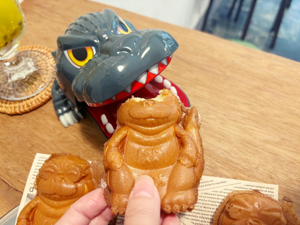 高雄鹽埕「怪獸喫茶」超酷的哥吉拉雞蛋糕。 高雄鹽埕「怪獸喫茶」超酷的哥吉拉雞蛋糕。