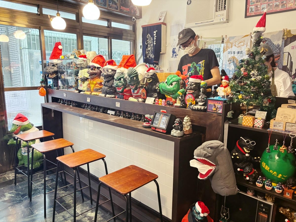 高雄鹽埕「怪獸喫茶」超酷的哥吉拉雞蛋糕。 高雄鹽埕「怪獸喫茶」超酷的哥吉拉雞蛋糕。
