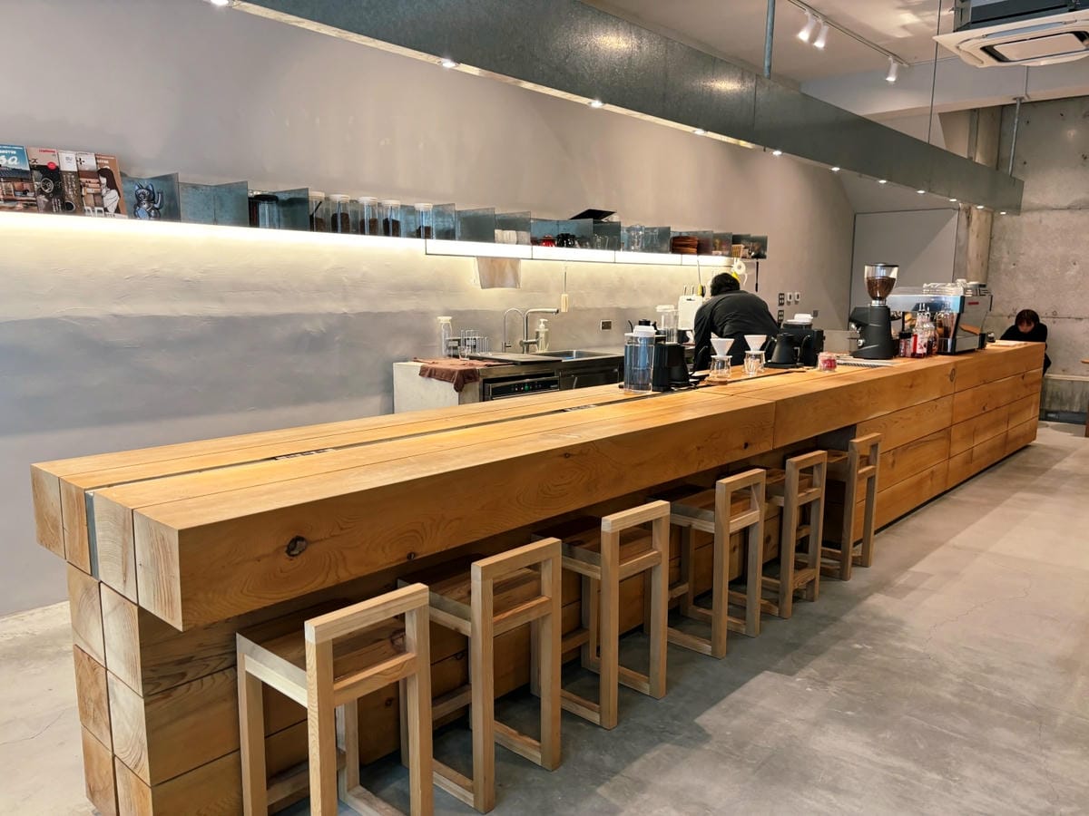 高雄漢神本館「Coffee Ring」侘寂風咖啡店。