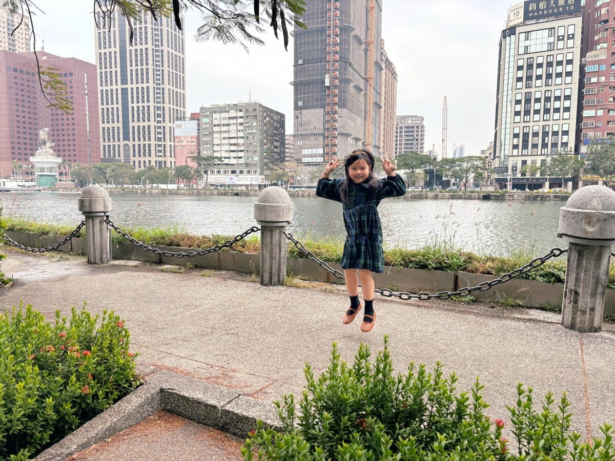 高雄鹽埕區「明宏拔絲地瓜」愛河旁的散步小點心。 高雄鹽埕區「明宏拔絲地瓜」愛河旁的散步小點心。