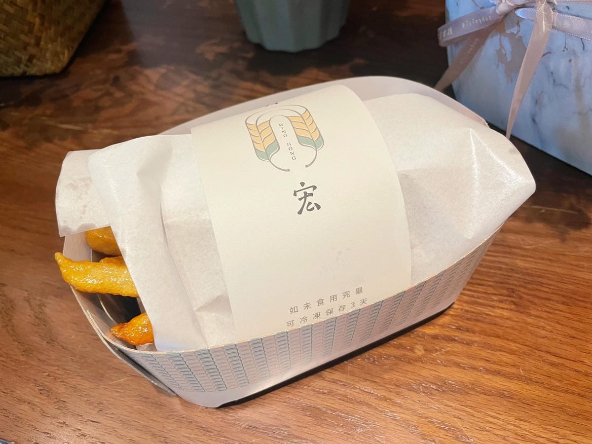 高雄鹽埕區「明宏拔絲地瓜」愛河旁的散步小點心。 高雄鹽埕區「明宏拔絲地瓜」愛河旁的散步小點心。