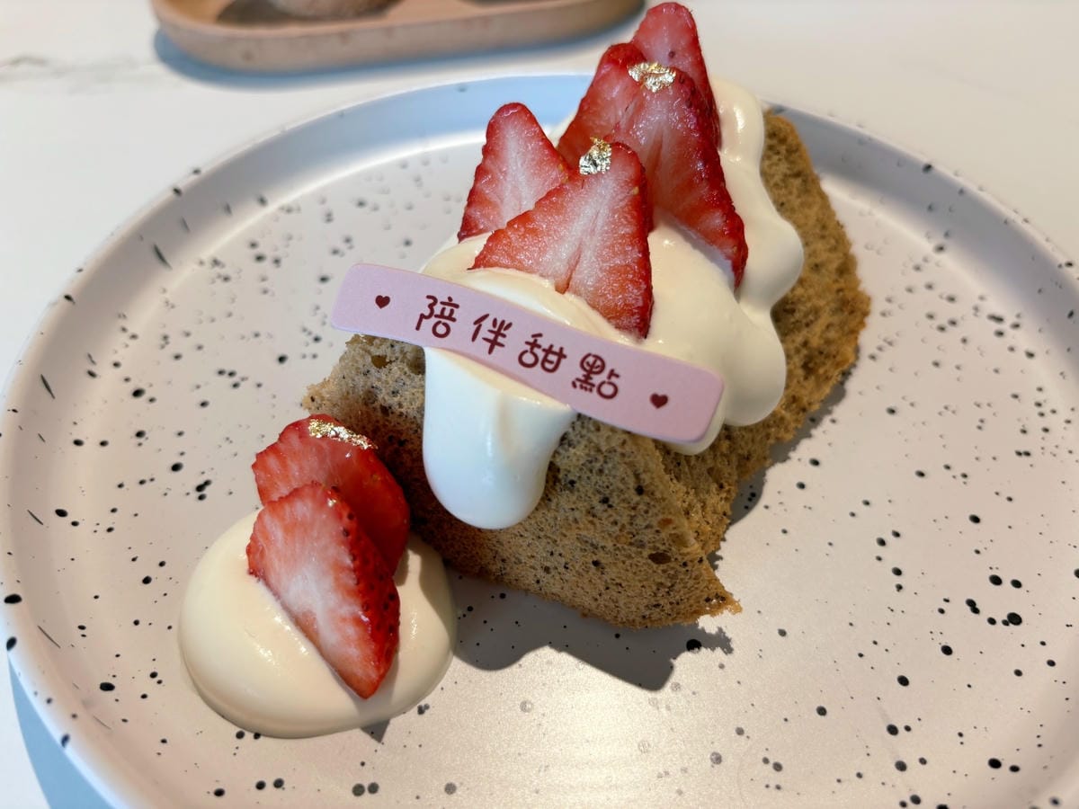 高雄車站旁「陪伴甜點」大推好吃的可麗露!! 高雄車站旁「陪伴甜點」大推好吃的可麗露!!