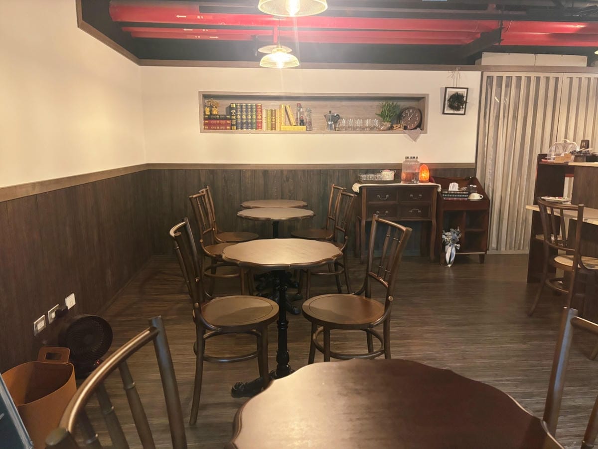高雄美術館「Rudey喫茶店」車站裡的日式復古咖啡店。 高雄美術館「Rudey喫茶店」車站裡的日式復古咖啡店。