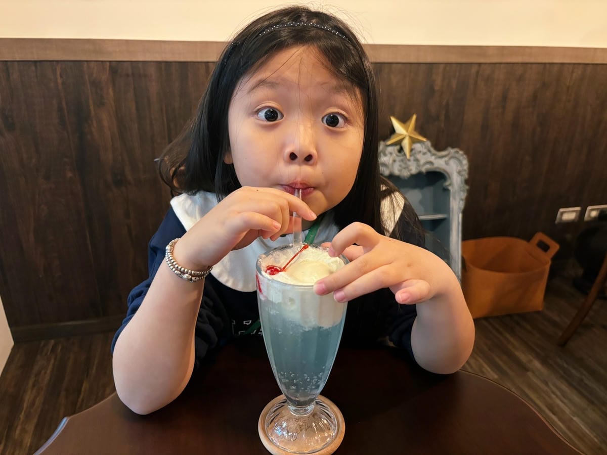 高雄美術館「Rudey喫茶店」車站裡的日式復古咖啡店。 高雄美術館「Rudey喫茶店」車站裡的日式復古咖啡店。