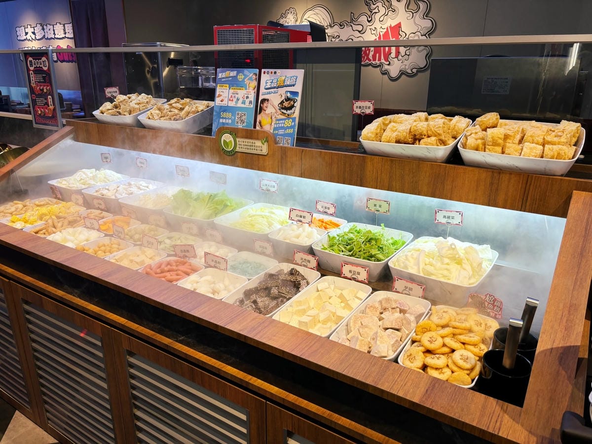 高雄巨蛋「尬鍋台式潮鍋」台式湯頭、蔬菜飲料自助吧!! 高雄巨蛋「尬鍋台式潮鍋」台式湯頭、蔬菜飲料自助吧!!