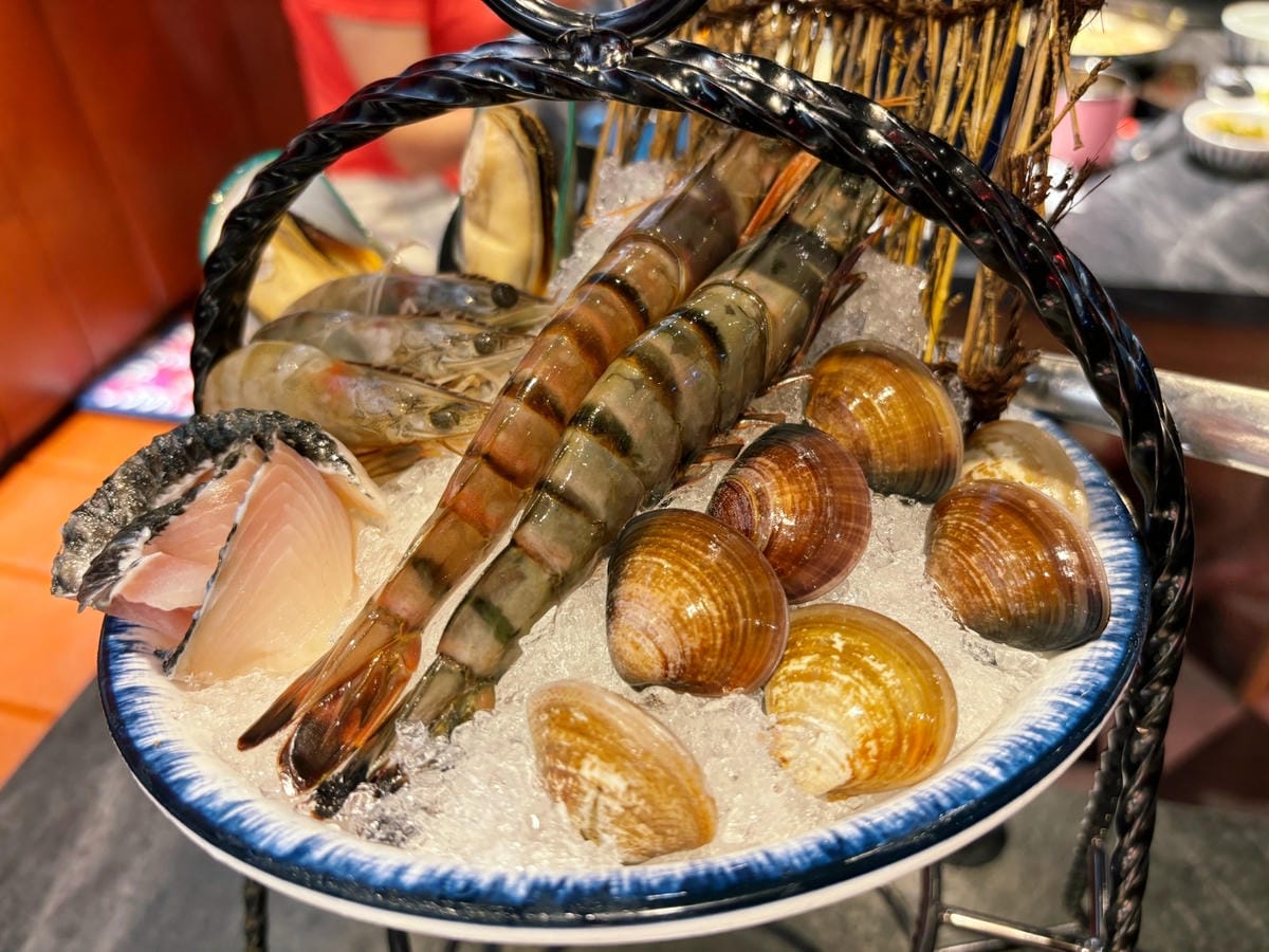 高雄巨蛋「尬鍋台式潮鍋」台式湯頭、蔬菜飲料自助吧!! 高雄巨蛋「尬鍋台式潮鍋」台式湯頭、蔬菜飲料自助吧!!
