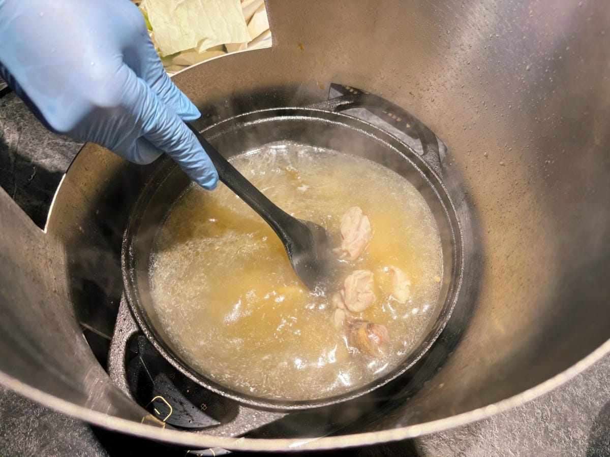 高雄巨蛋「尬鍋台式潮鍋」台式湯頭、蔬菜飲料自助吧!! 高雄巨蛋「尬鍋台式潮鍋」台式湯頭、蔬菜飲料自助吧!!
