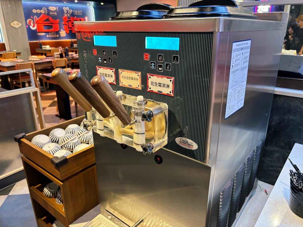 高雄巨蛋「尬鍋台式潮鍋」台式湯頭、蔬菜飲料自助吧!! 高雄巨蛋「尬鍋台式潮鍋」台式湯頭、蔬菜飲料自助吧!!