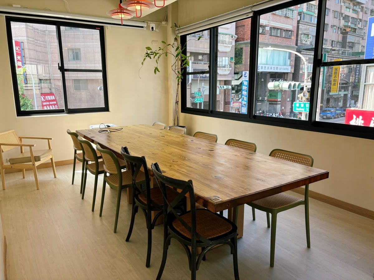 高雄巨蛋「日日有春」巷弄旁的質感早午餐店。 高雄巨蛋「日日有春」巷弄旁的質感早午餐店。