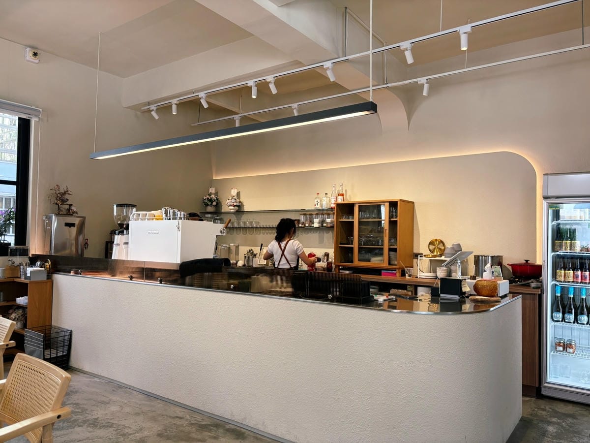 高雄巨蛋「日日有春」巷弄旁的質感早午餐店。 高雄巨蛋「日日有春」巷弄旁的質感早午餐店。