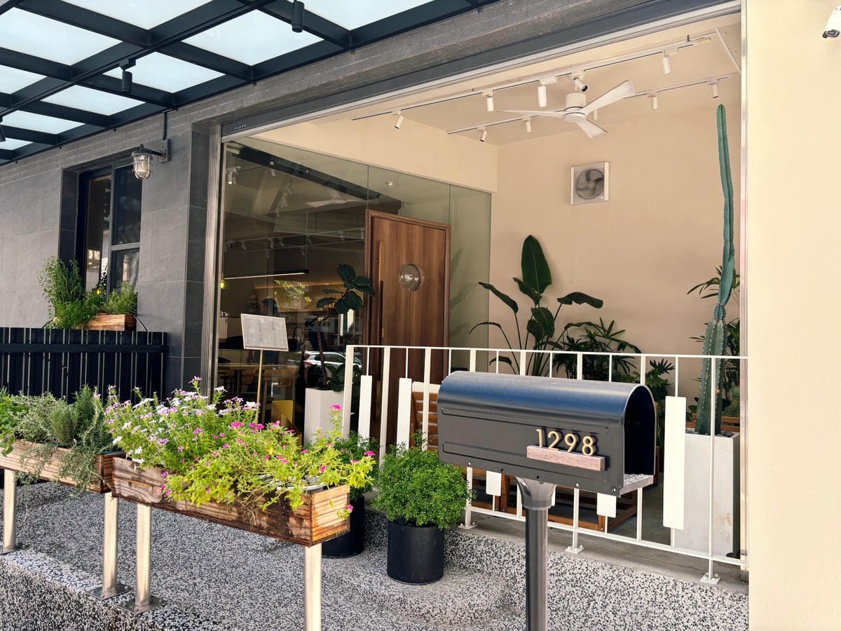 高雄巨蛋「日日有春」巷弄旁的質感早午餐店。 高雄巨蛋「日日有春」巷弄旁的質感早午餐店。