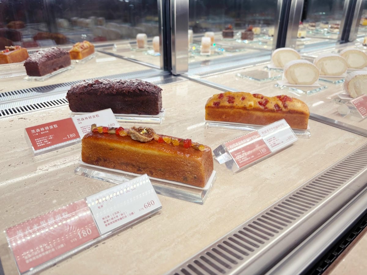 高雄巨蛋「94 Cafe」開到凌晨的法式甜點店!! 高雄巨蛋「94 Cafe」開到凌晨的法式甜點店!!