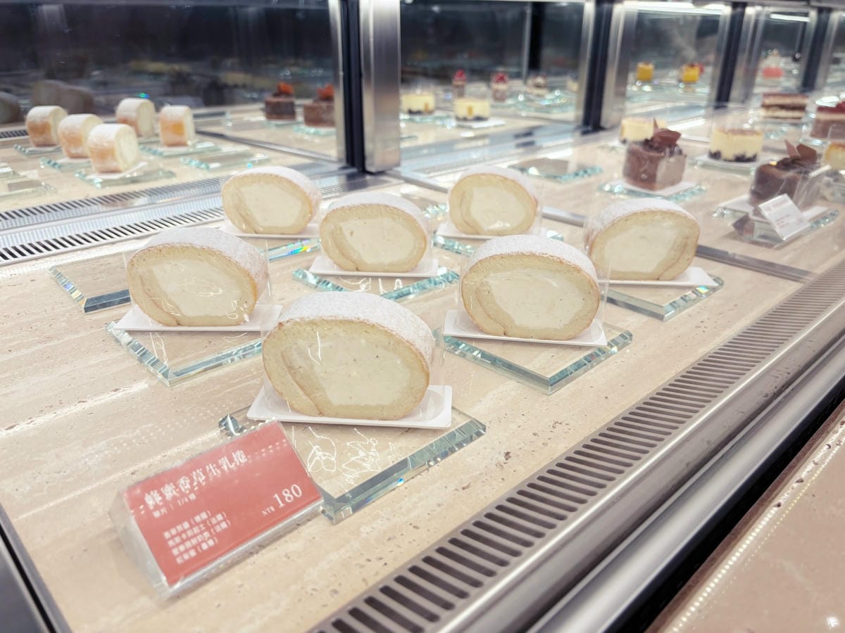 高雄巨蛋「94 Cafe」開到凌晨的法式甜點店!! 高雄巨蛋「94 Cafe」開到凌晨的法式甜點店!!