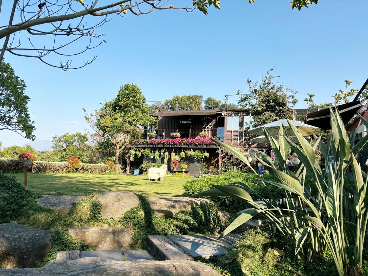嘉義後山「幸福山丘」免門票、毛小孩也能來的景觀咖啡館。 嘉義後山「幸福山丘」免門票、毛小孩也能來的景觀咖啡館。