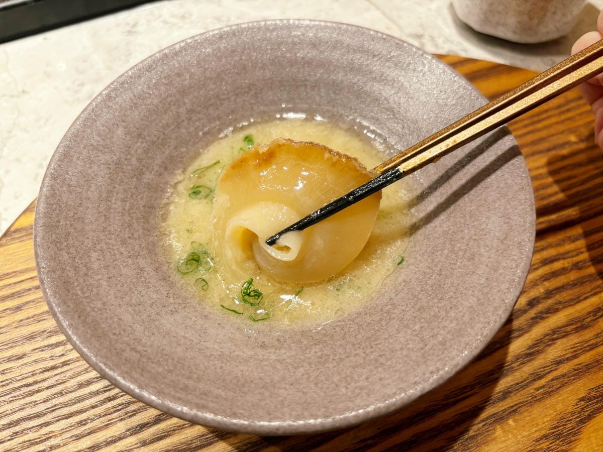 高雄鼓山「初魚鐵板燒美術店」無菜單鐵板燒料理。 高雄鼓山「初魚鐵板燒美術店」無菜單鐵板燒料理。