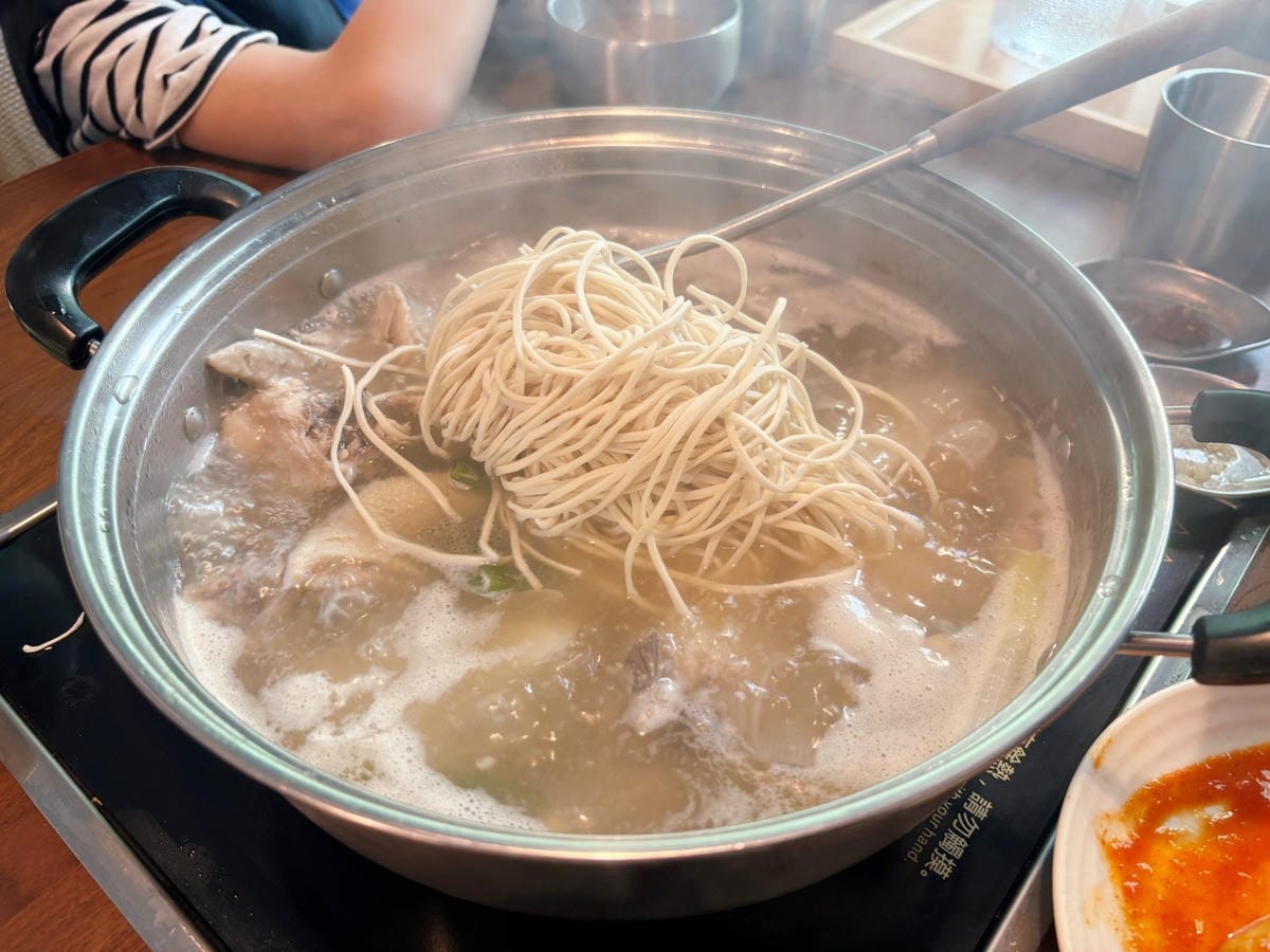高雄美術館「廣藏一隻雞」溫潤湯頭、喝了暖心頭♡ 高雄美術館「廣藏一隻雞」溫潤湯頭、喝了暖心頭♡