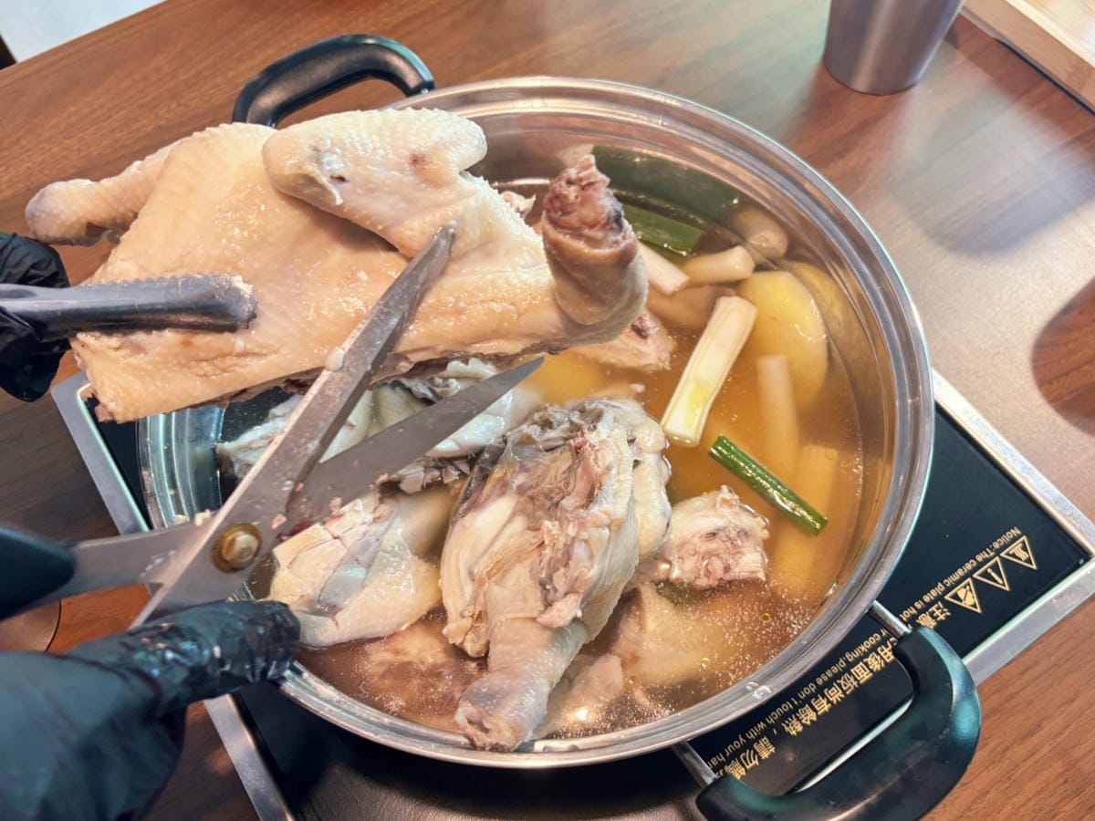 高雄美術館「廣藏一隻雞」溫潤湯頭、喝了暖心頭♡ 高雄美術館「廣藏一隻雞」溫潤湯頭、喝了暖心頭♡