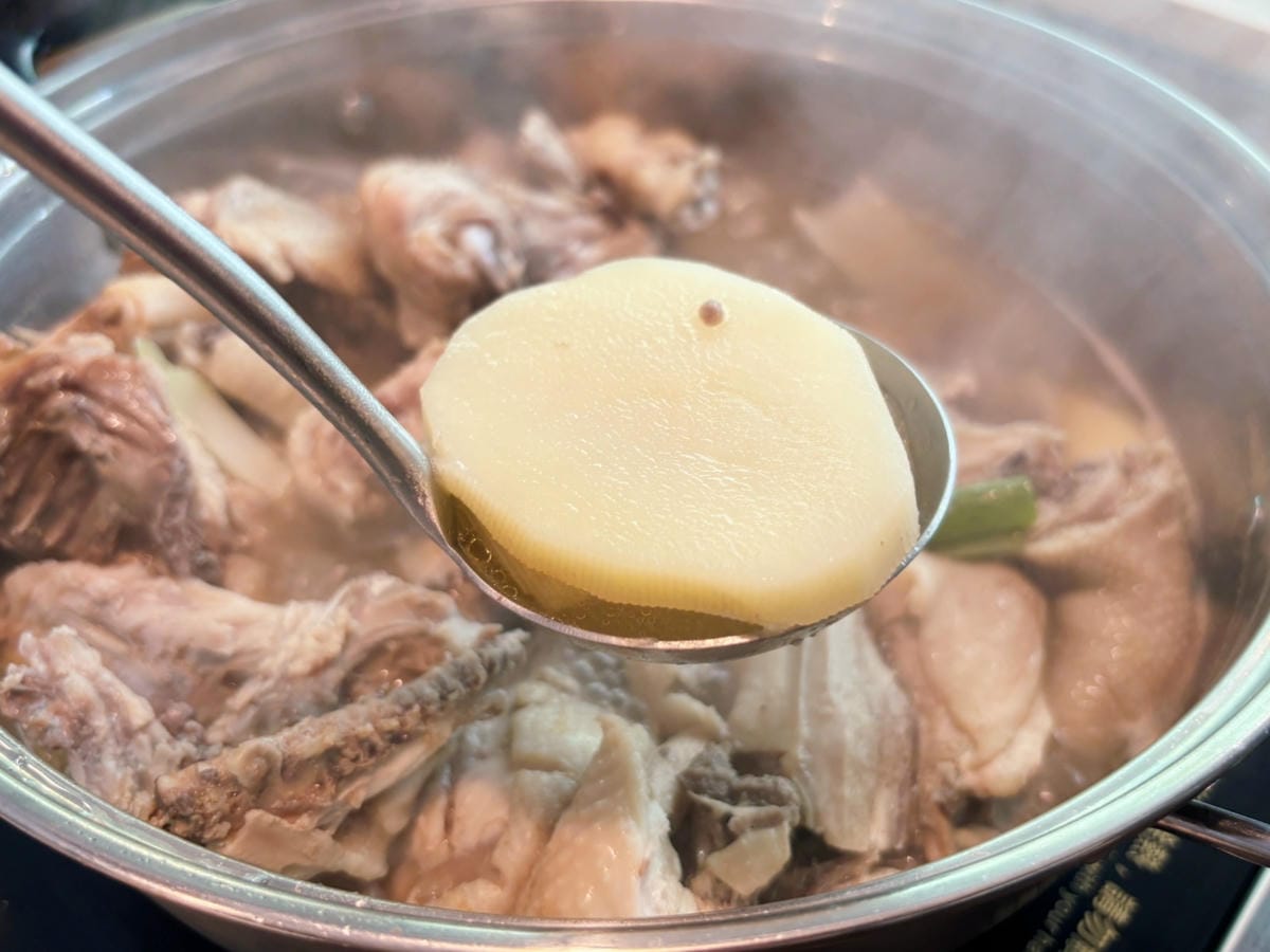 高雄美術館「廣藏一隻雞」溫潤湯頭、喝了暖心頭♡ 高雄美術館「廣藏一隻雞」溫潤湯頭、喝了暖心頭♡