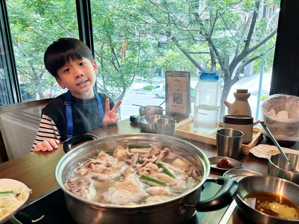 高雄美術館「廣藏一隻雞」溫潤湯頭、喝了暖心頭♡ 高雄美術館「廣藏一隻雞」溫潤湯頭、喝了暖心頭♡
