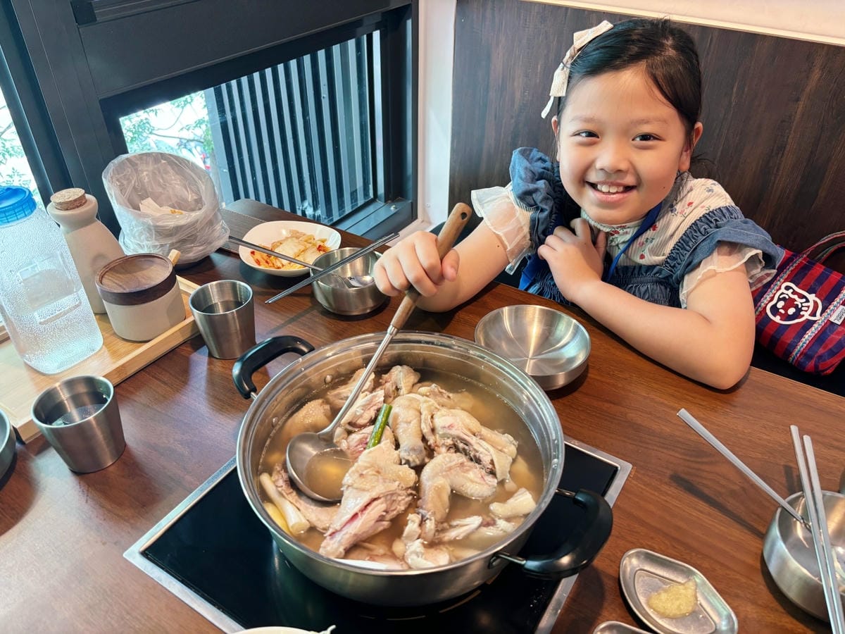 高雄美術館「廣藏一隻雞」溫潤湯頭、喝了暖心頭♡ 高雄美術館「廣藏一隻雞」溫潤湯頭、喝了暖心頭♡