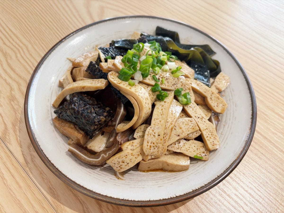 高雄鼓山「金珠玉地」好吃的小文青麵店。 高雄鼓山「金珠玉地」好吃的小文青麵店。