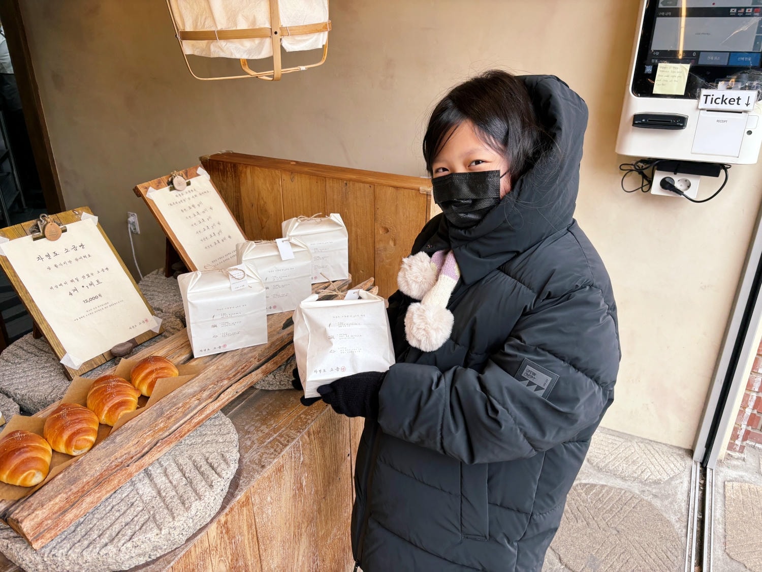 2026年延南洞排隊美食「自然道鹽麵包」「首爾糖餅」「延白草莓大福」一路吃。