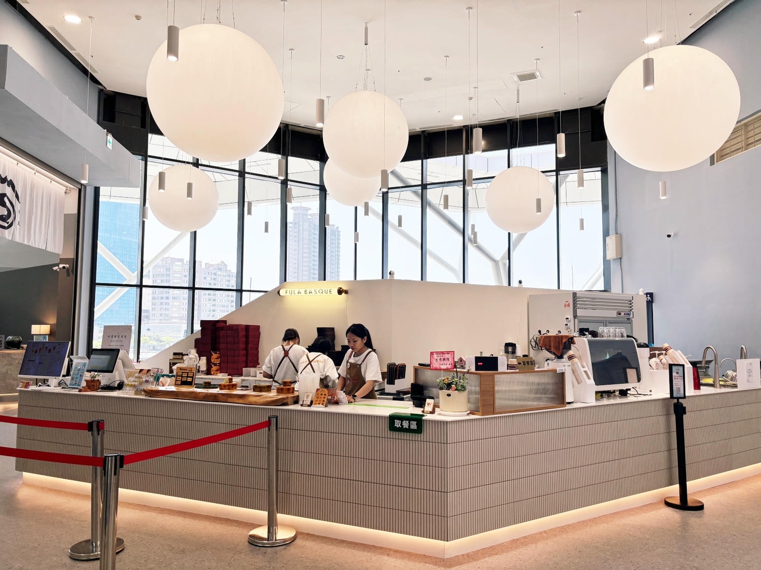 高雄高流「Fula Coffee巴斯克專賣店」彷彿置身釜山咖啡廳。 - 第2張圖 高雄高流「Fula Coffee巴斯克專賣店」彷彿置身釜山咖啡廳。