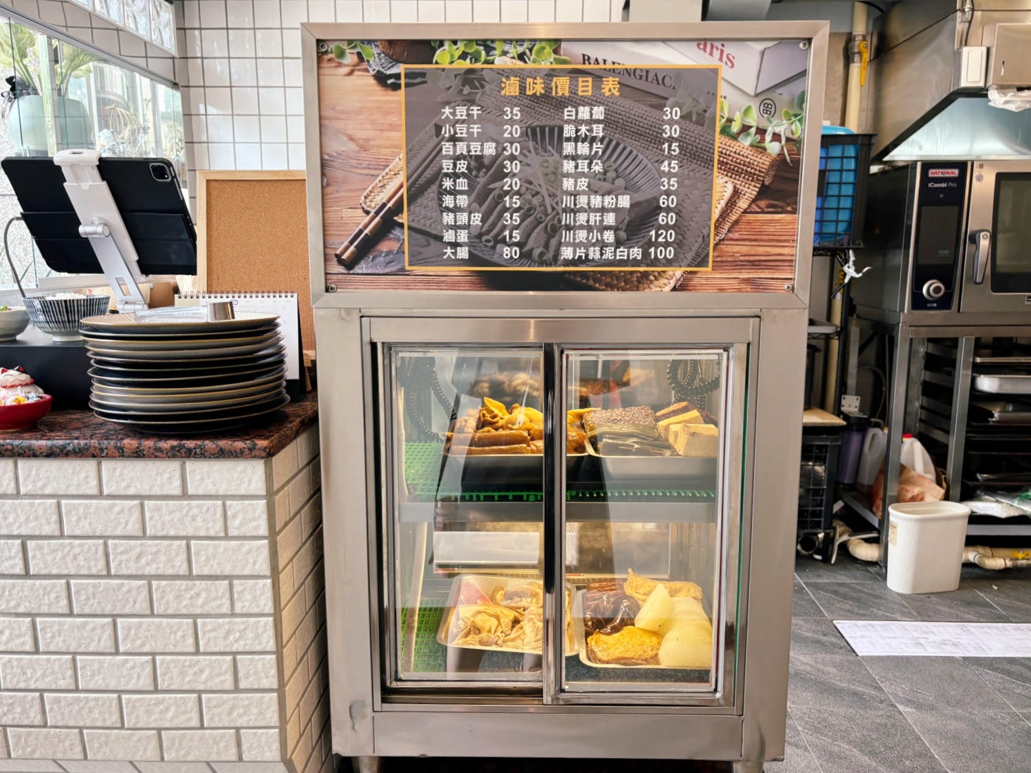高雄河堤「萬姨飲食店」時髦復古味，獨享魷魚螺肉蒜！！