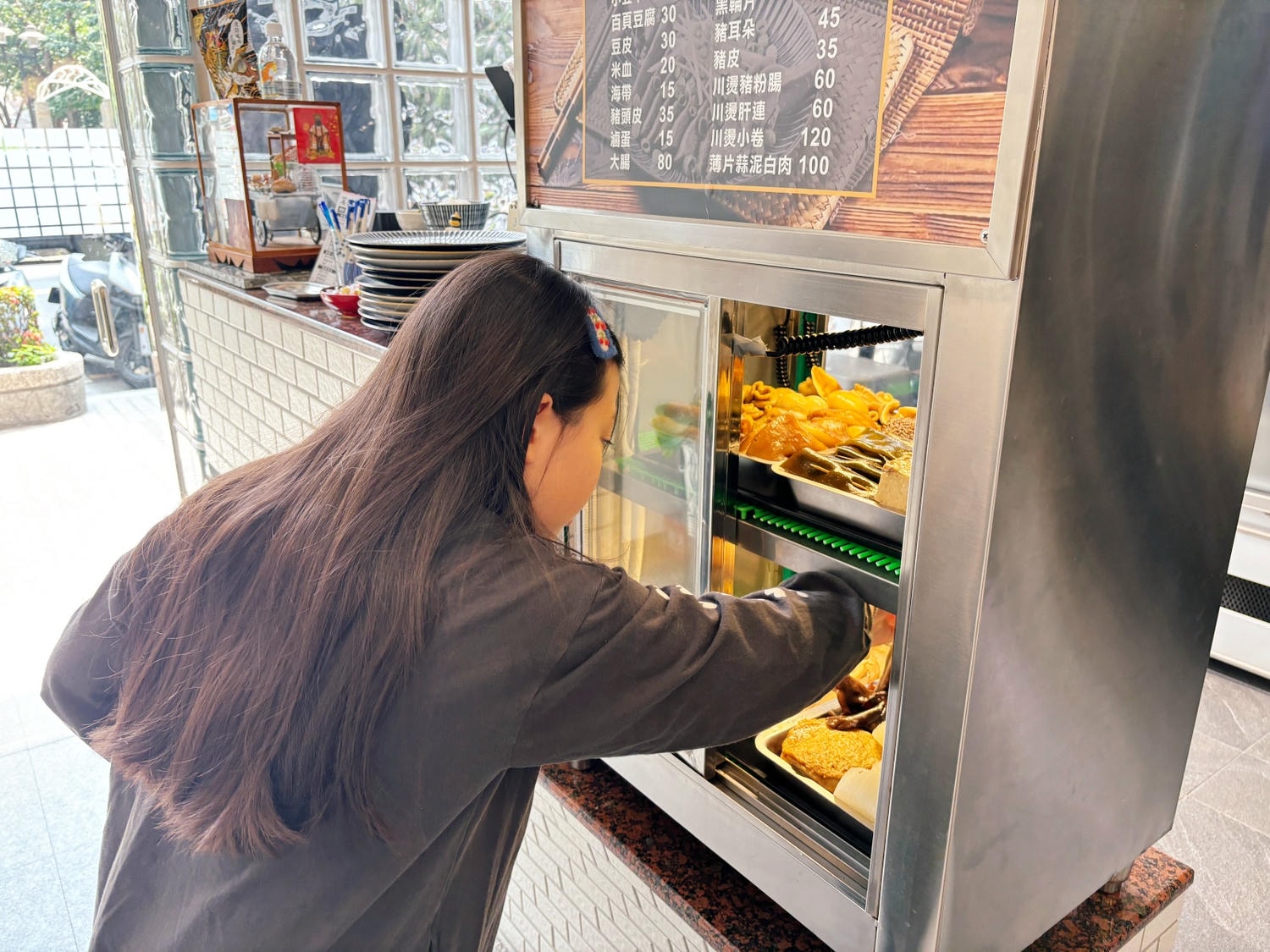 高雄河堤「萬姨飲食店」時髦復古味，獨享魷魚螺肉蒜！！