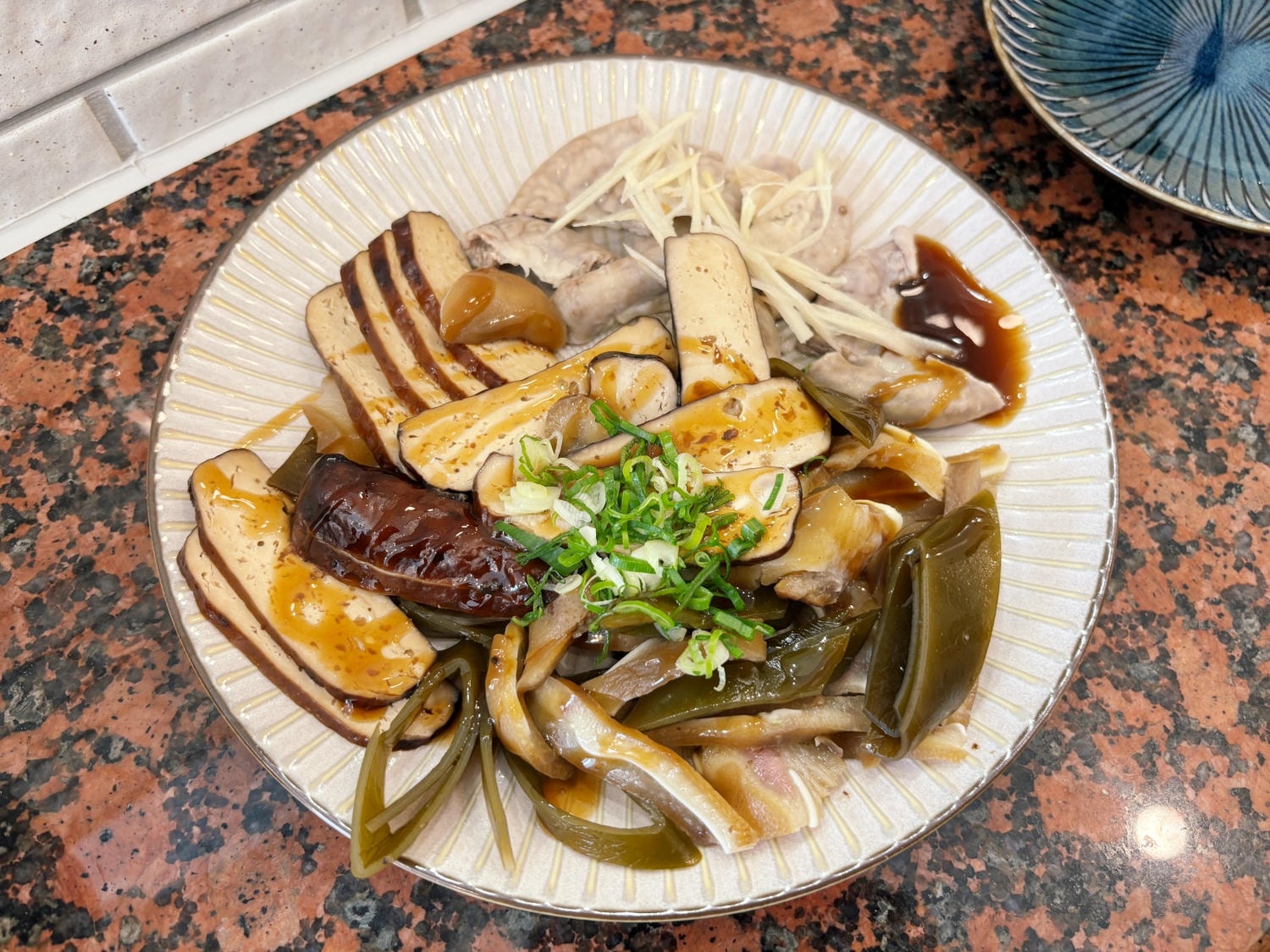 高雄河堤「萬姨飲食店」時髦復古味，獨享魷魚螺肉蒜！！
