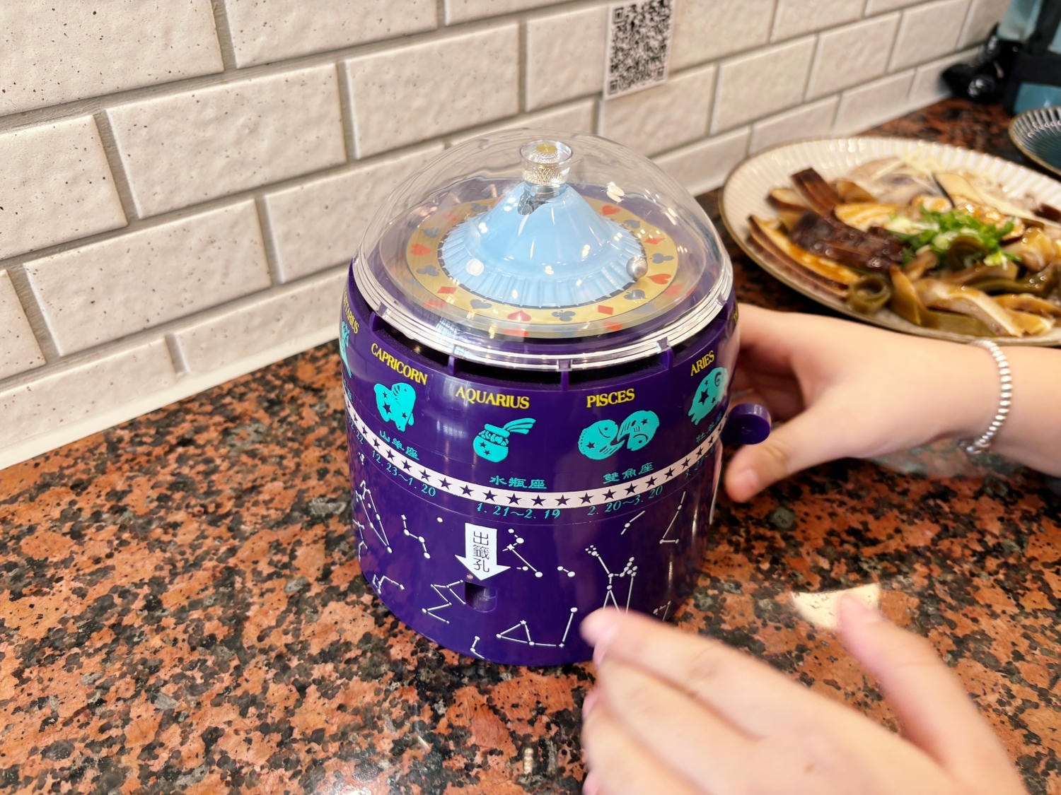 高雄河堤「萬姨飲食店」時髦復古味，獨享魷魚螺肉蒜！！