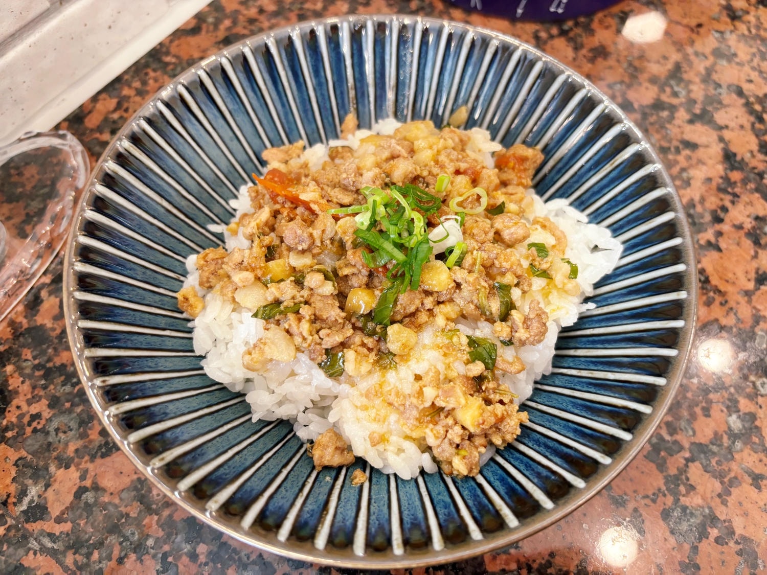 高雄河堤「萬姨飲食店」時髦復古味，獨享魷魚螺肉蒜！！