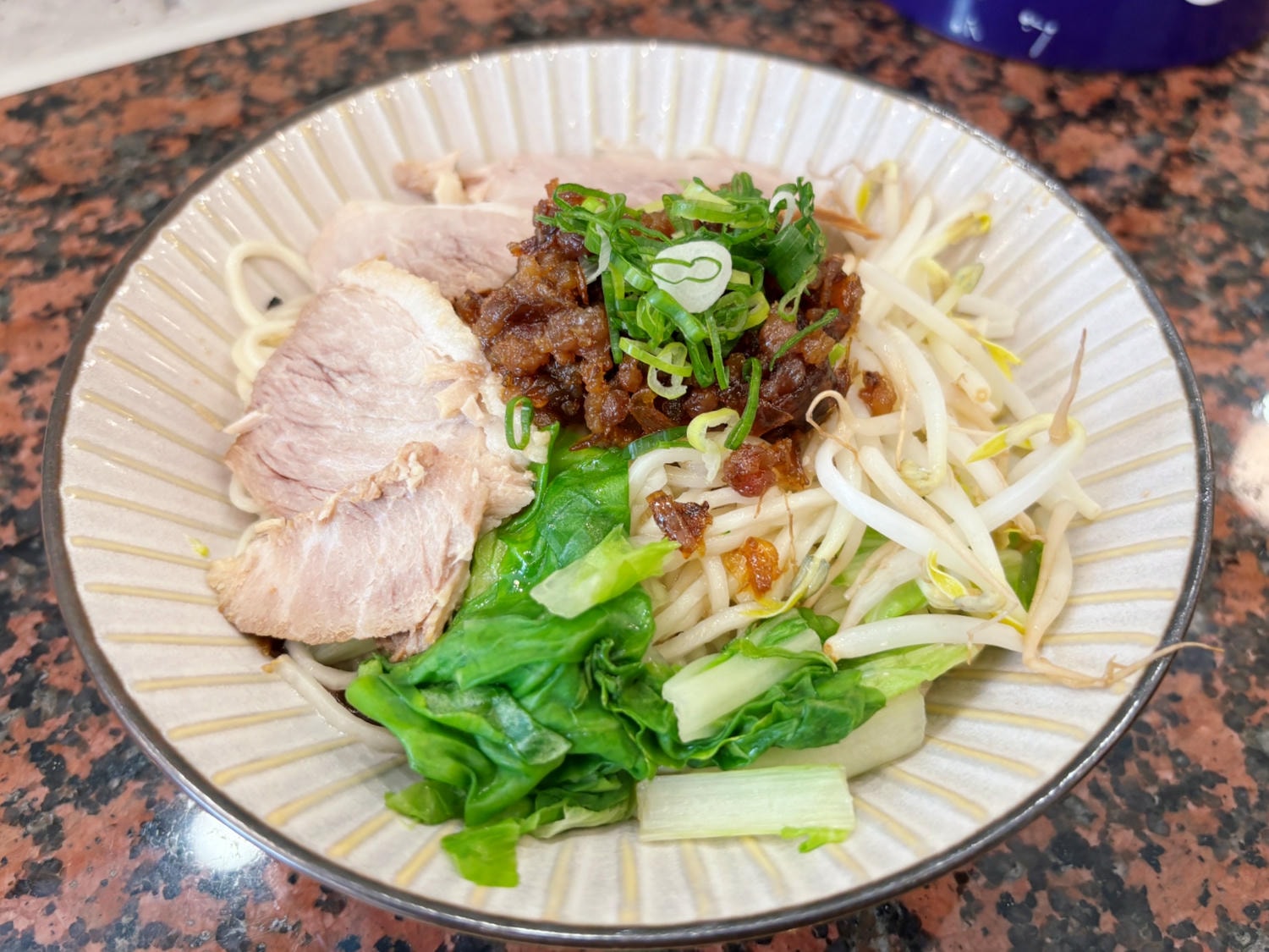 高雄河堤「萬姨飲食店」時髦復古味，獨享魷魚螺肉蒜！！