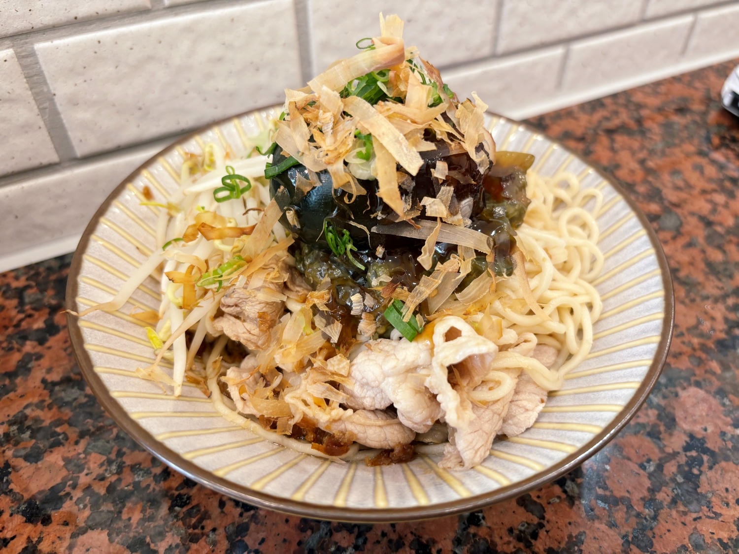 高雄河堤「萬姨飲食店」時髦復古味，獨享魷魚螺肉蒜！！