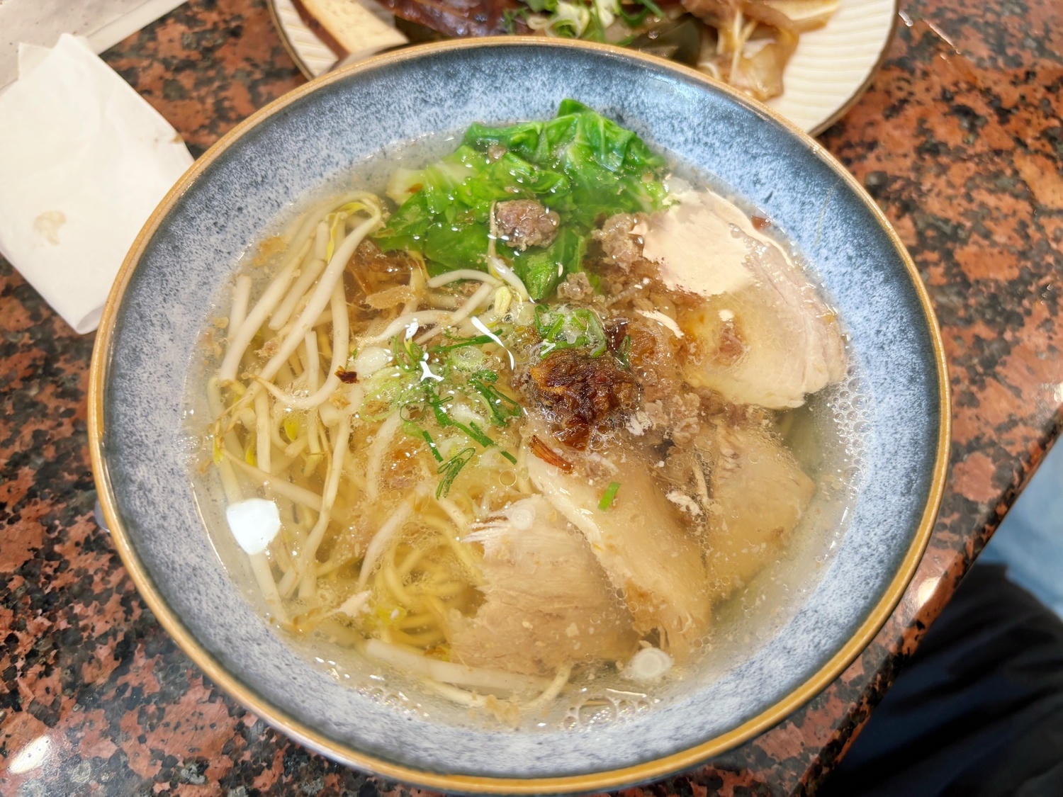 高雄河堤「萬姨飲食店」時髦復古味，獨享魷魚螺肉蒜！！