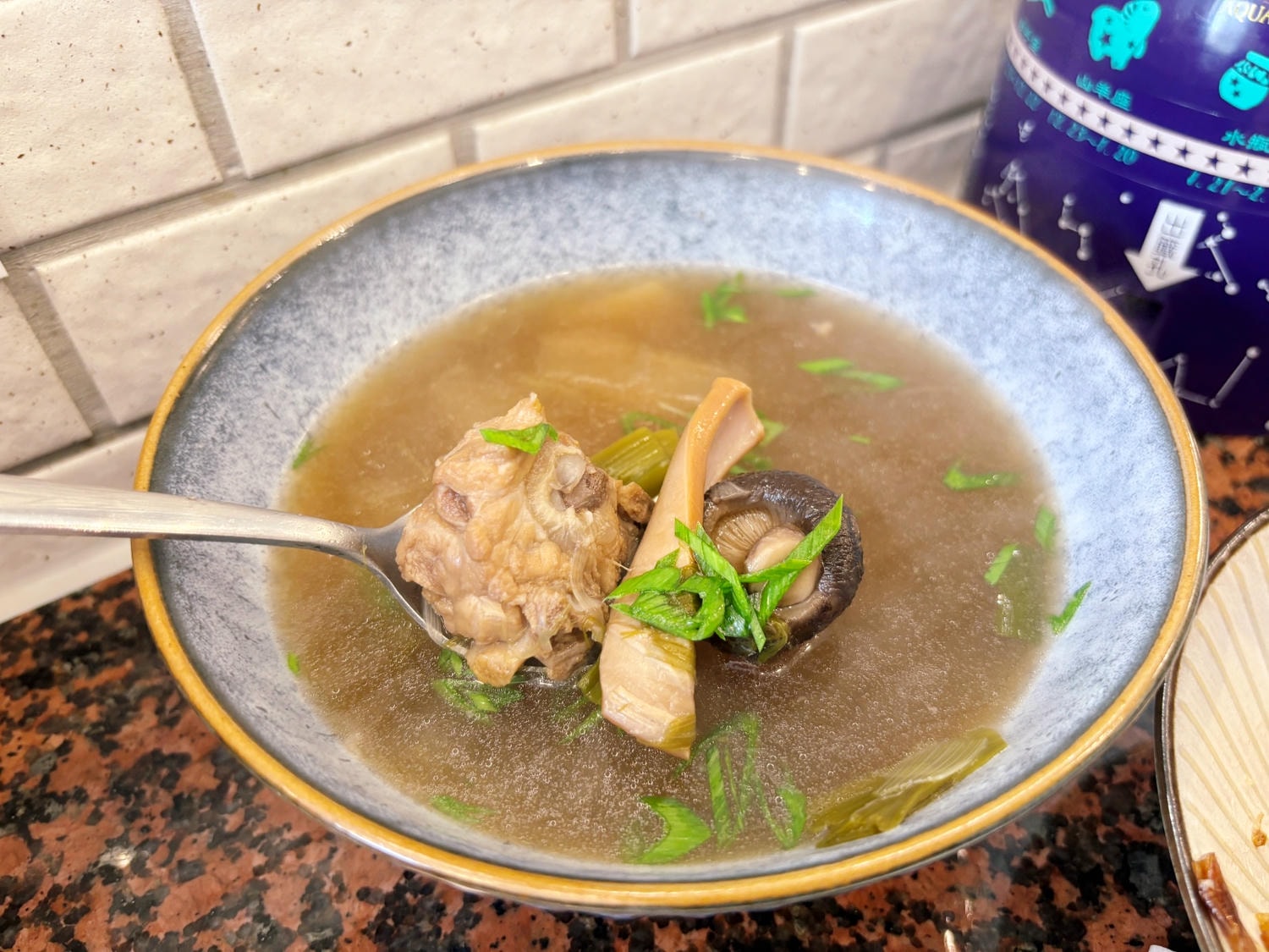 高雄河堤「萬姨飲食店」時髦復古味，獨享魷魚螺肉蒜！！
