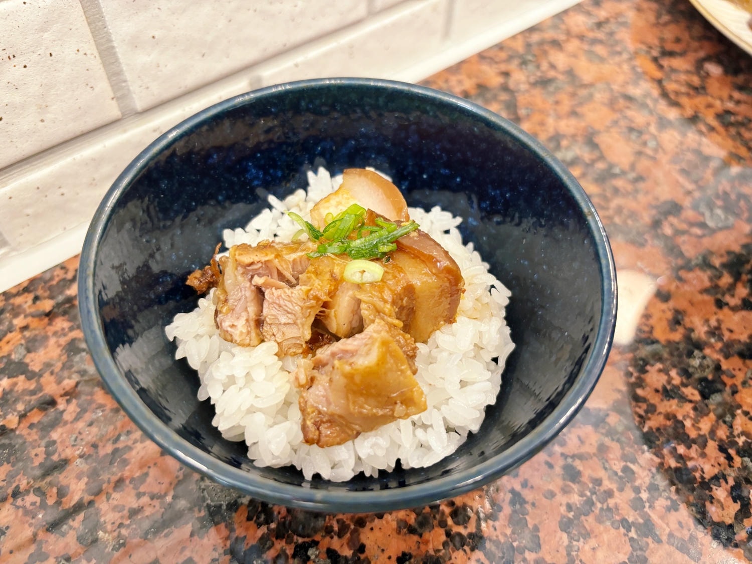 高雄河堤「萬姨飲食店」時髦復古味，獨享魷魚螺肉蒜！！