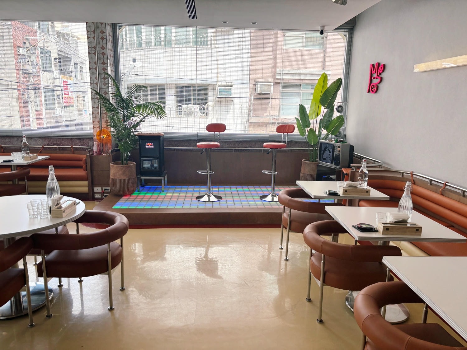 高雄鼓山「Chilldrunk小孩偷呷」復古風的素食餐酒館！！