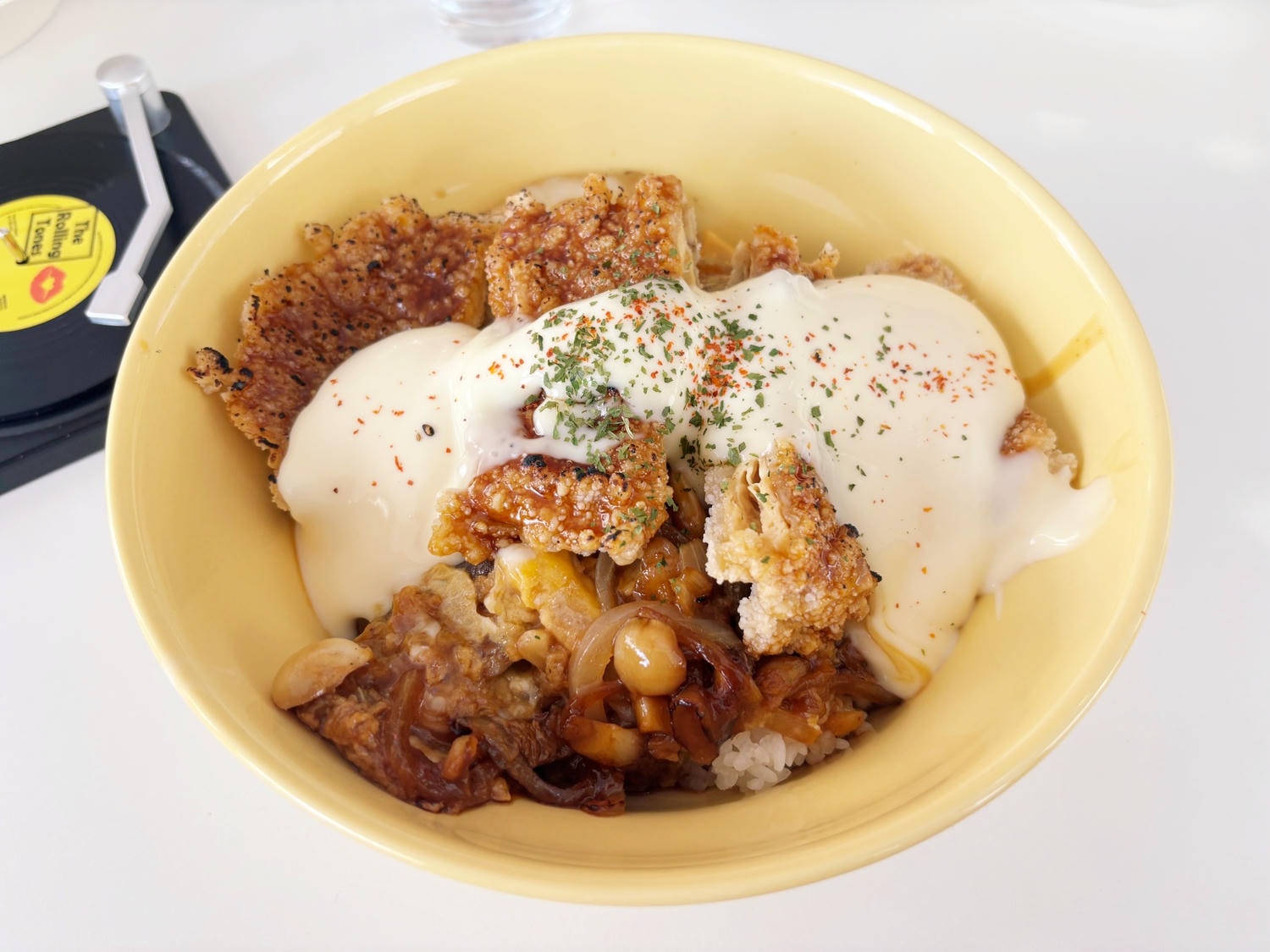 高雄鼓山「Chilldrunk小孩偷呷」復古風的素食餐酒館！！