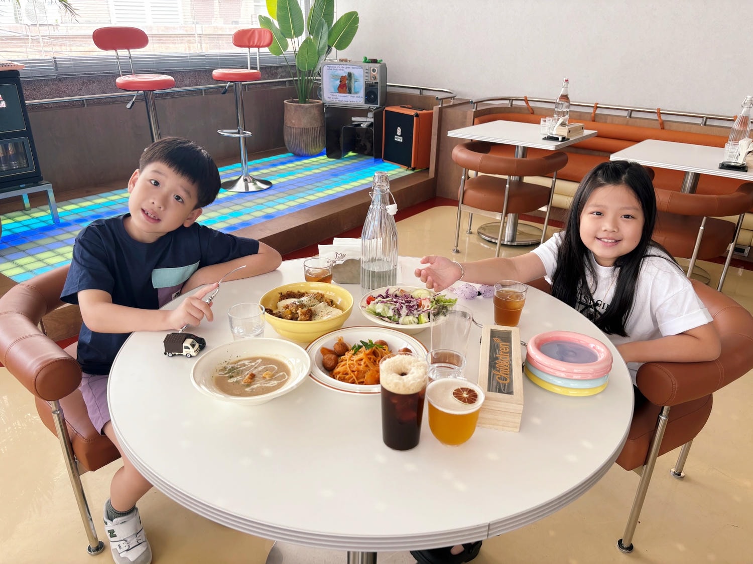 高雄鼓山「Chilldrunk小孩偷呷」復古風的素食餐酒館！！