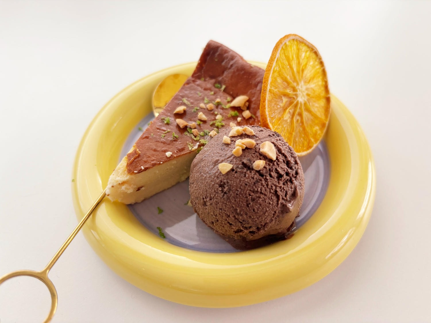 高雄鼓山「Chilldrunk小孩偷呷」復古風的素食餐酒館！！