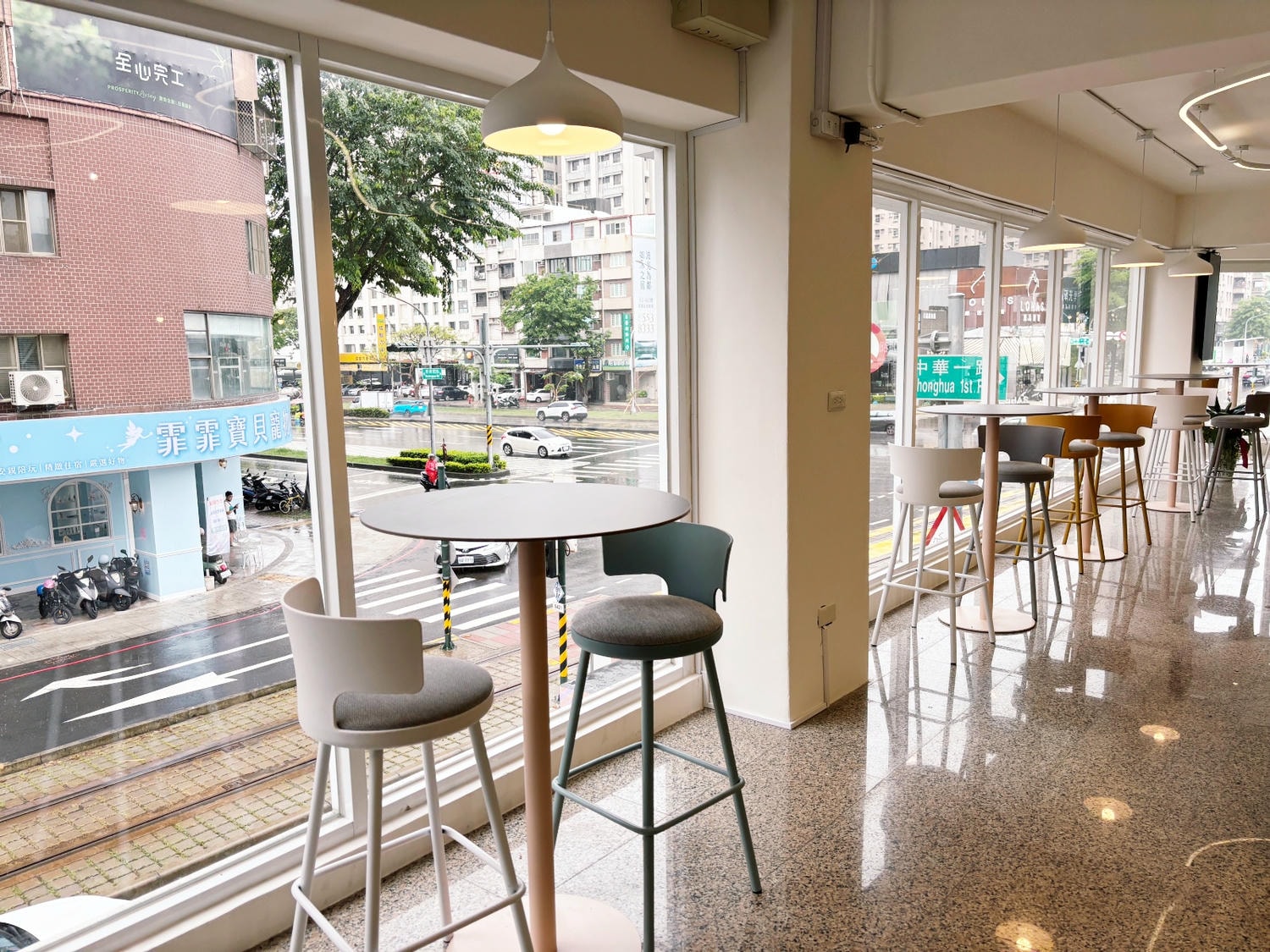 高雄美術館「及時樂漢堡-中華店」輕軌旁白色系漢堡店。