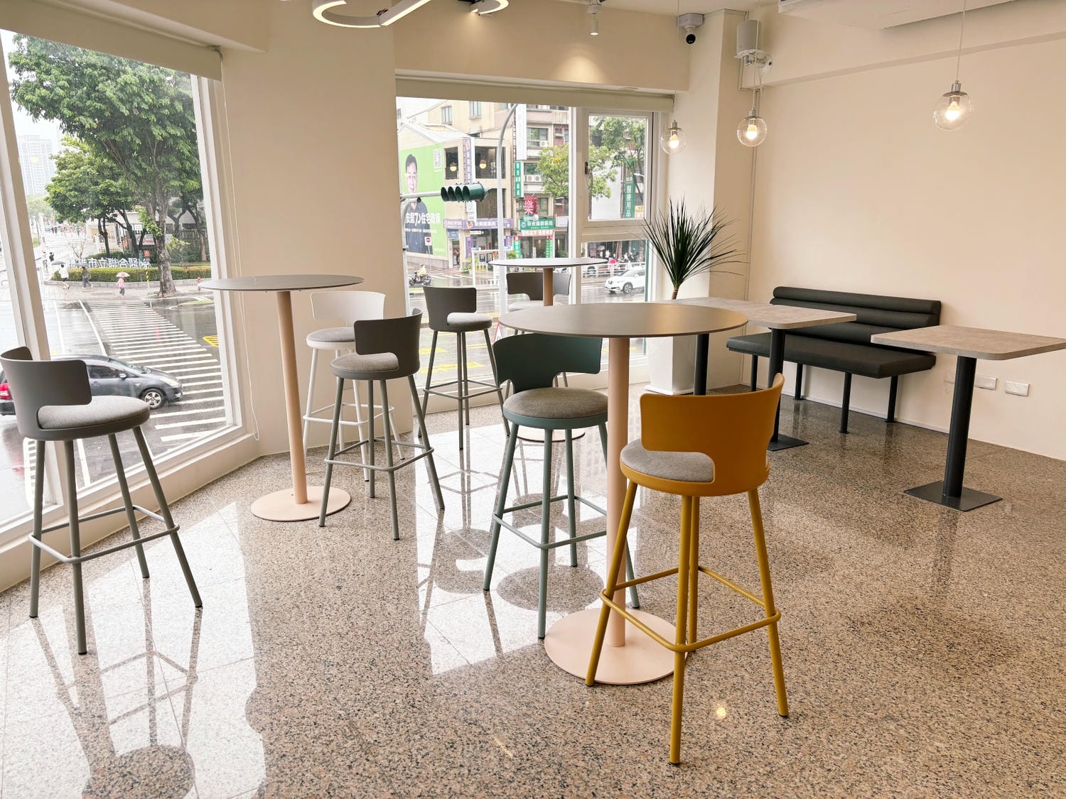 高雄美術館「及時樂漢堡-中華店」輕軌旁白色系漢堡店。