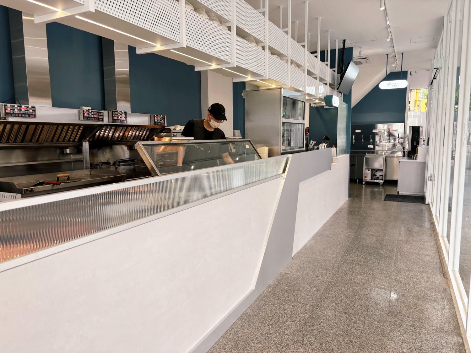 高雄美術館「及時樂漢堡-中華店」輕軌旁白色系漢堡店。