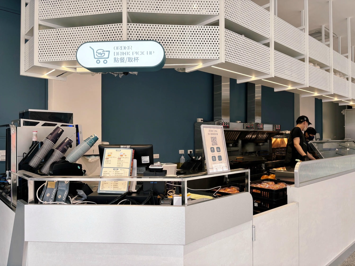 高雄美術館「及時樂漢堡-中華店」輕軌旁白色系漢堡店。