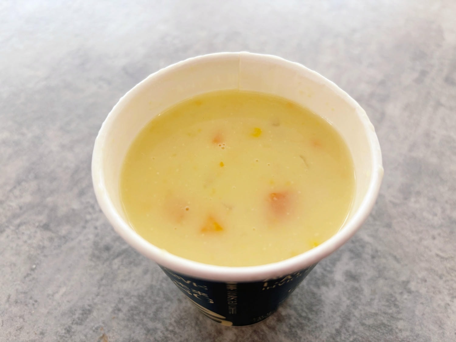 高雄美術館「及時樂漢堡-中華店」輕軌旁白色系漢堡店。
