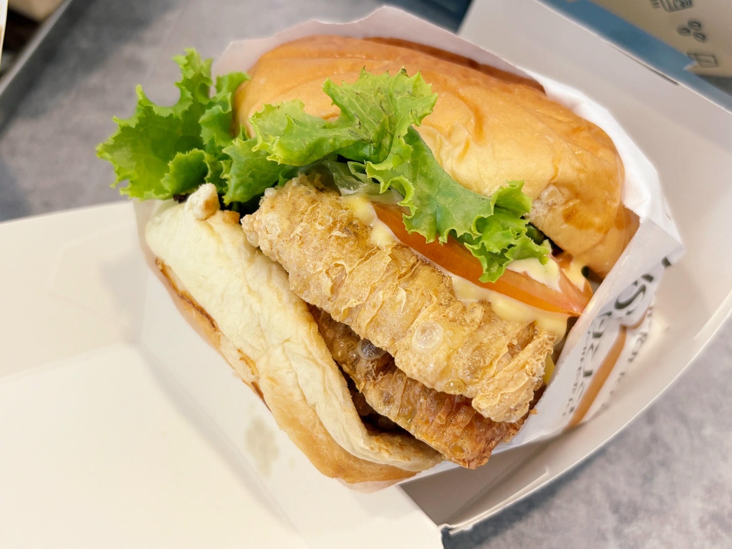 高雄美術館「及時樂漢堡-中華店」輕軌旁白色系漢堡店。