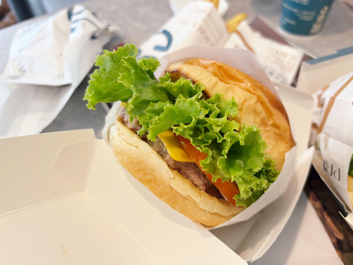 高雄美術館「及時樂漢堡-中華店」輕軌旁白色系漢堡店。